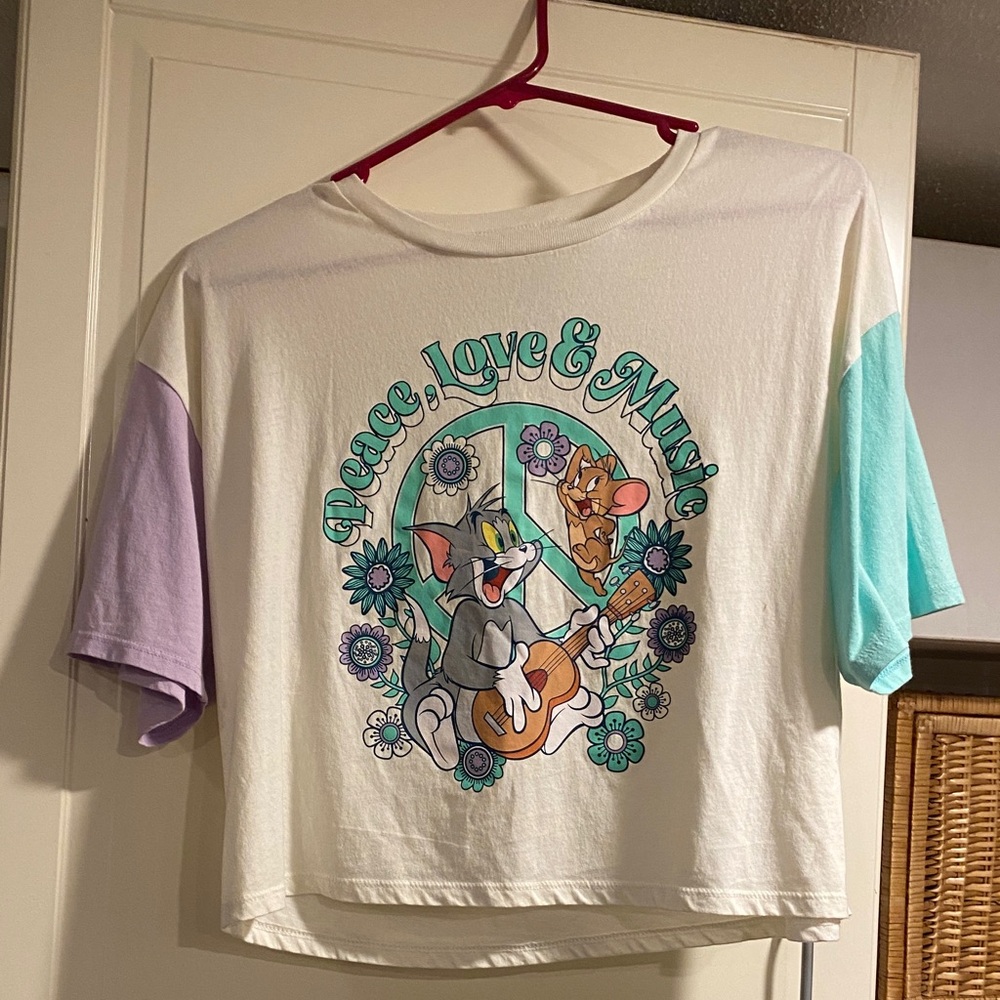 EUC Tom & Jerry Peace Love & Music Graphic Tee size medium